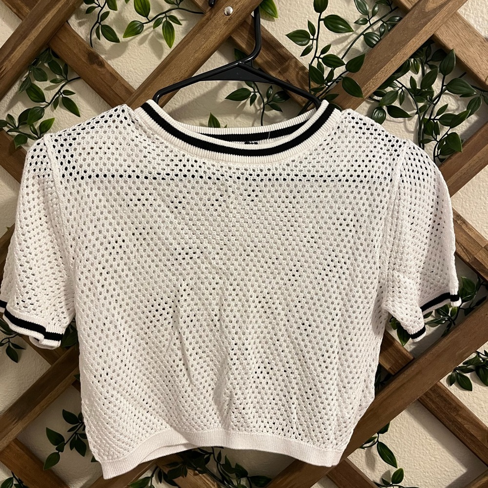 Xs H&M shirt only worn twice! Super cute to wear with layers or by itself